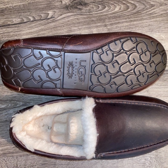 NEW- UGG Mens Ascot Slippers - Size 10EEE - Brown leather- faux fur lined